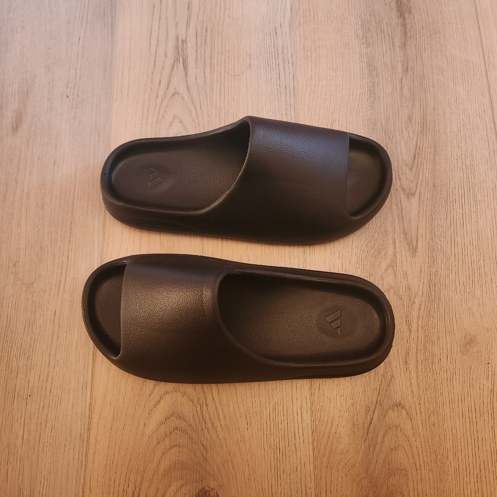 Adidas Yeezy Slide Onyx HQ6448 – Great Condition – Ships fast